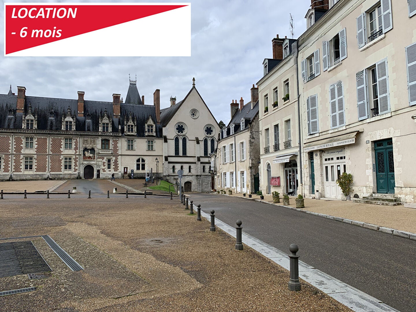 Flat Place du Château in Blois