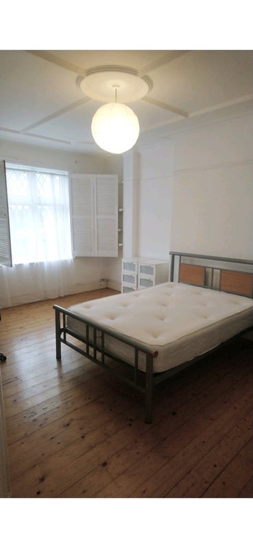 Room Norbury Avenue in Greater London