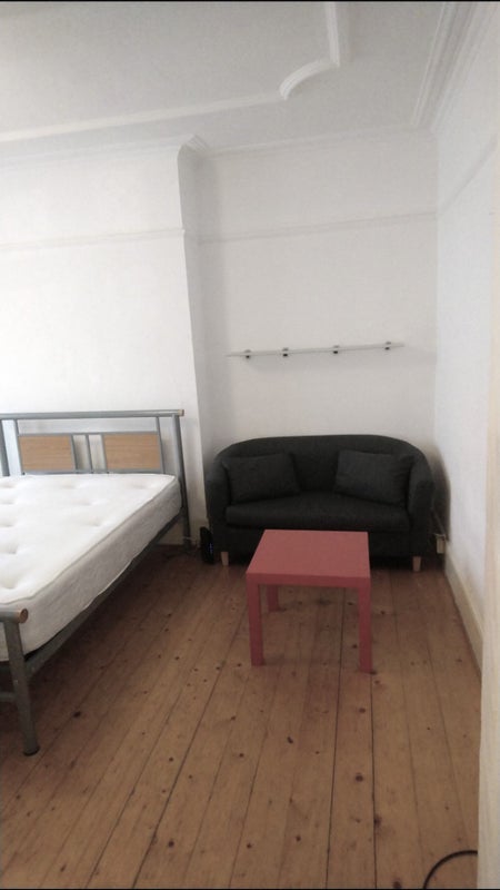 Room Norbury Avenue in Greater London