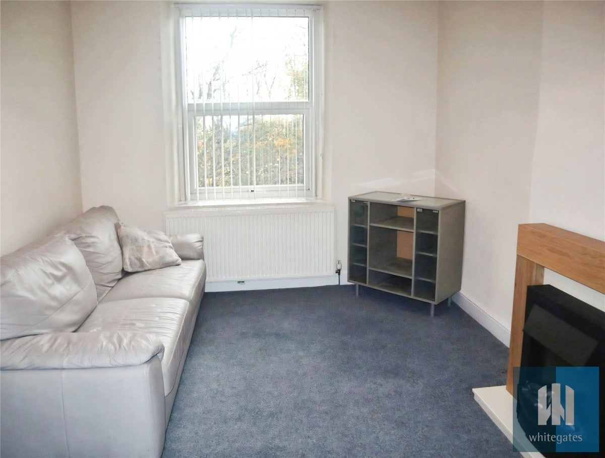 Flat Ashbrow Road in Kirklees