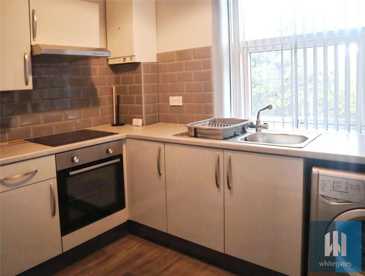 Flat Ashbrow Road in Kirklees