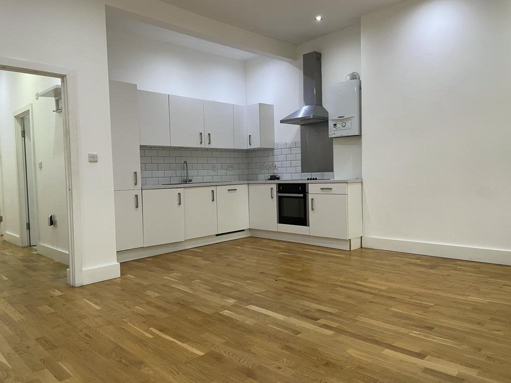 Flat Tooting High Street in Greater London