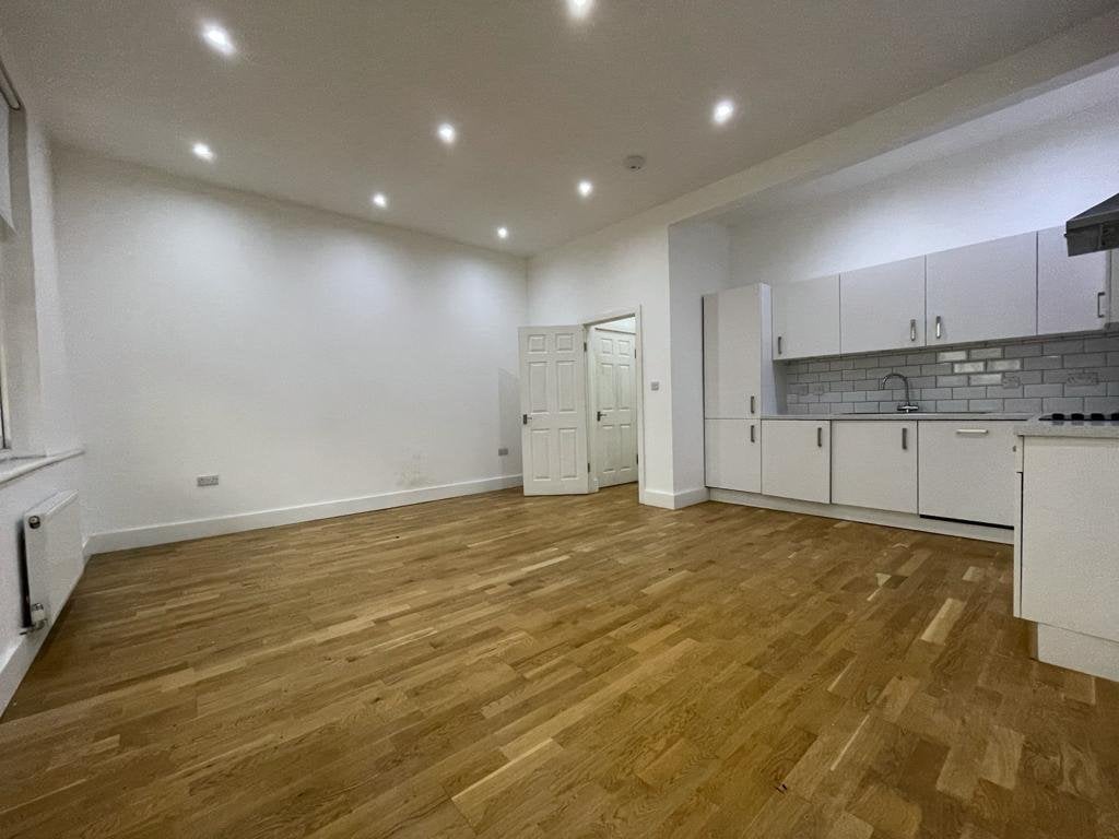 Flat Tooting High Street in Greater London