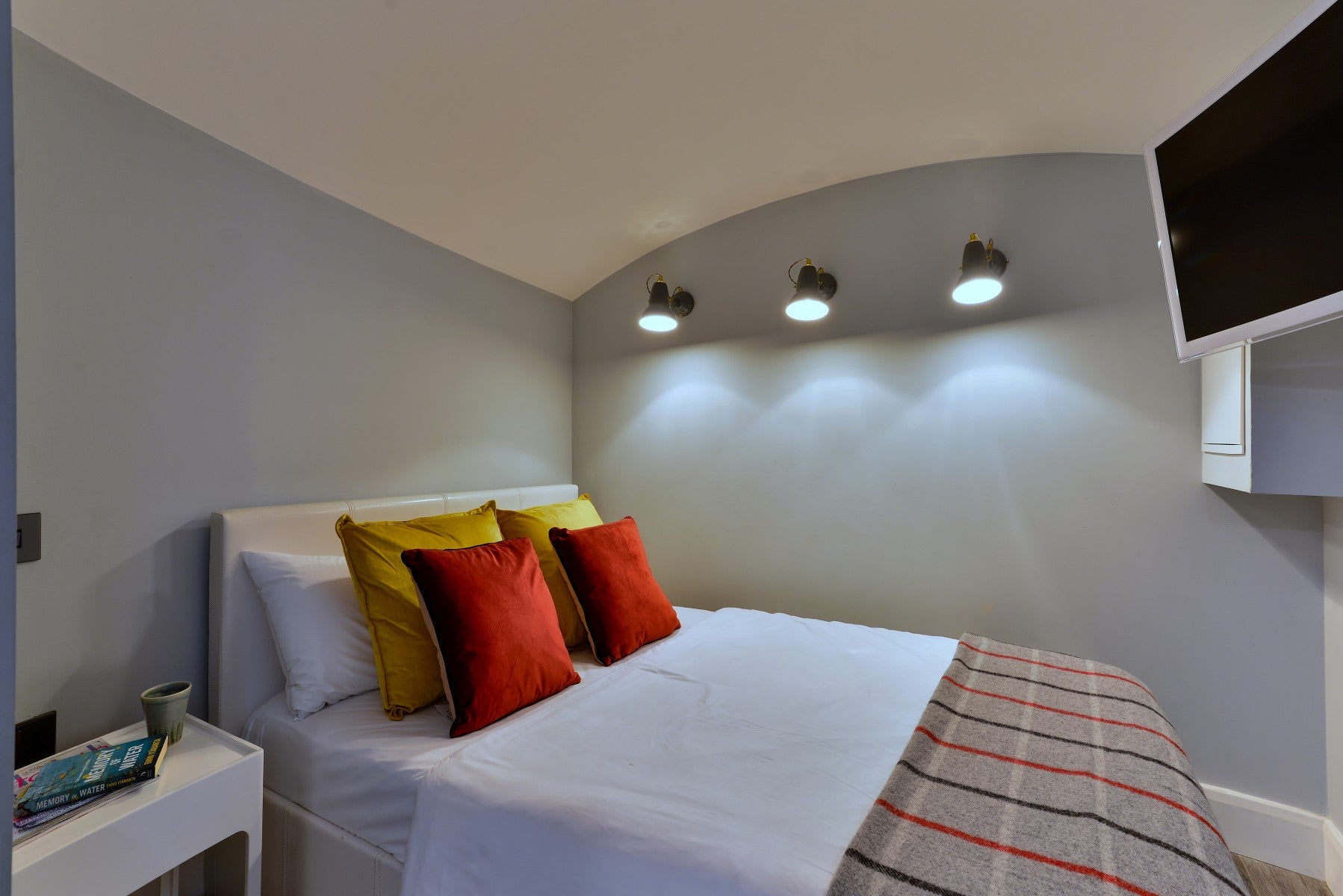 Flat Linden Gardens in Greater London