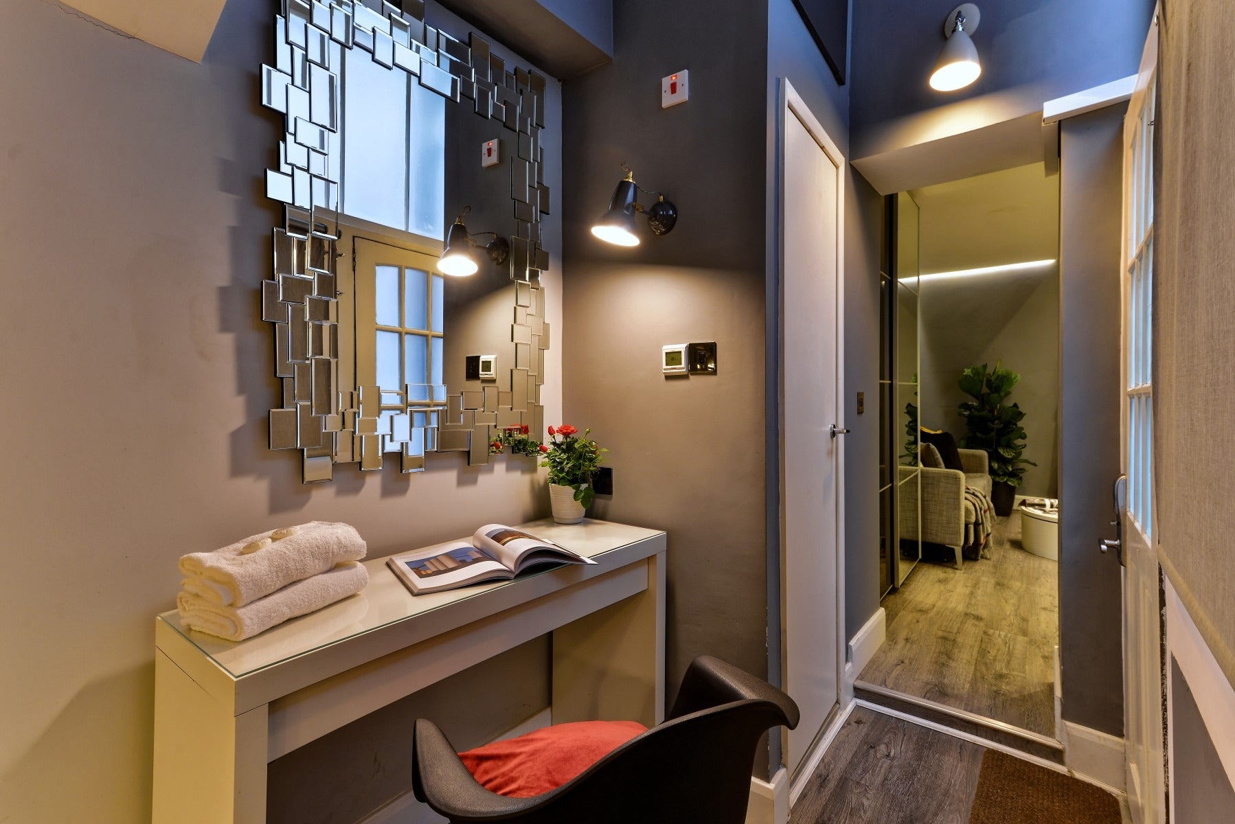 Flat Linden Gardens in Greater London