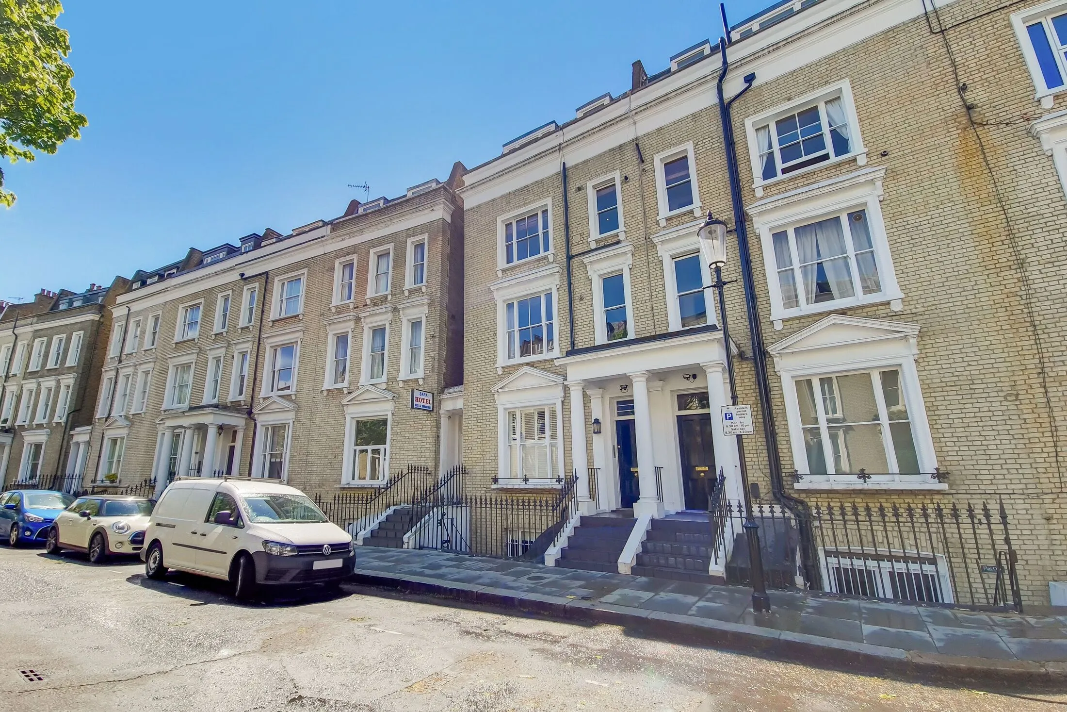 Flat Eardley Crescent in Greater London
