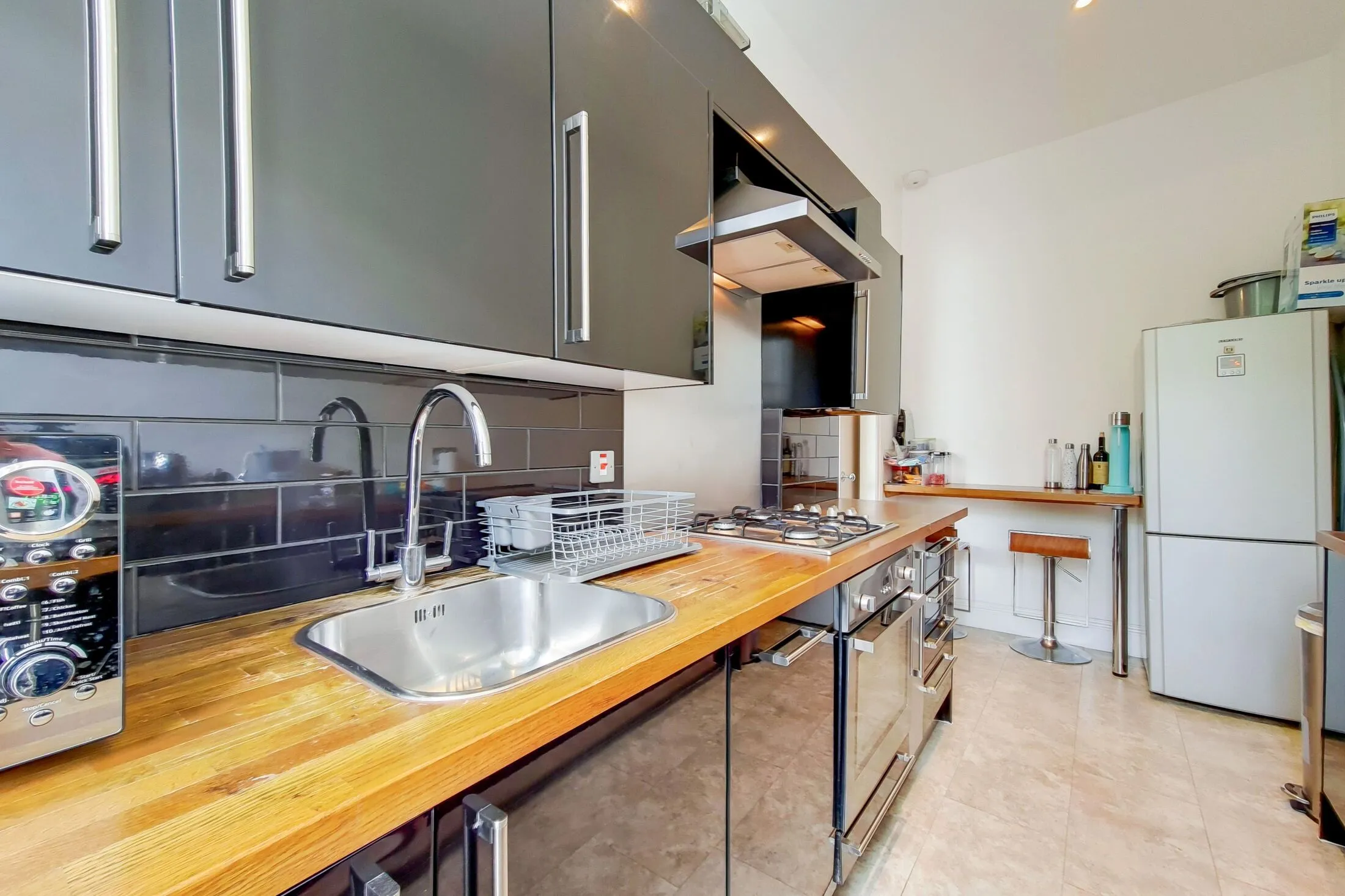 Flat Eardley Crescent in Greater London