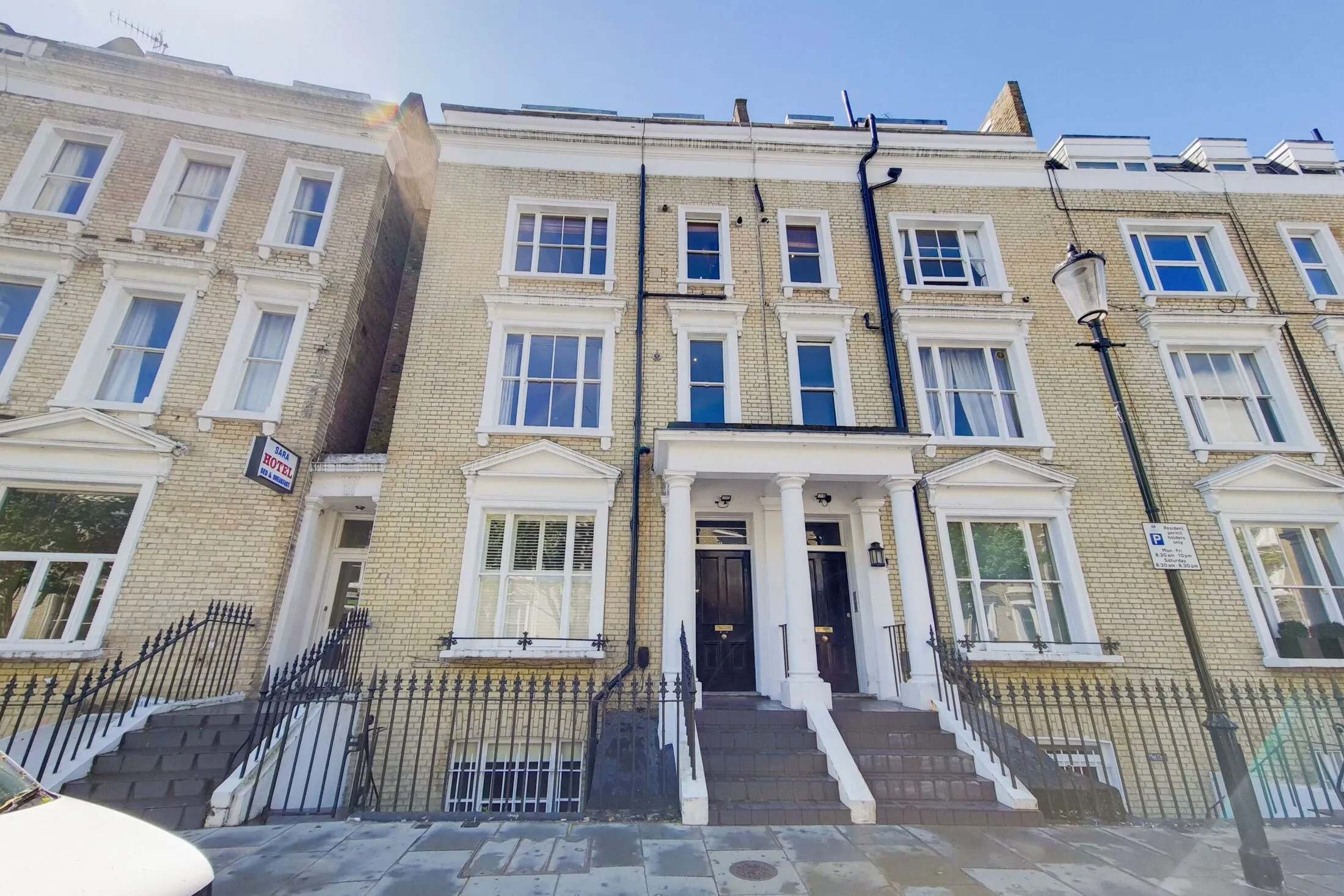 Flat Eardley Crescent in Greater London