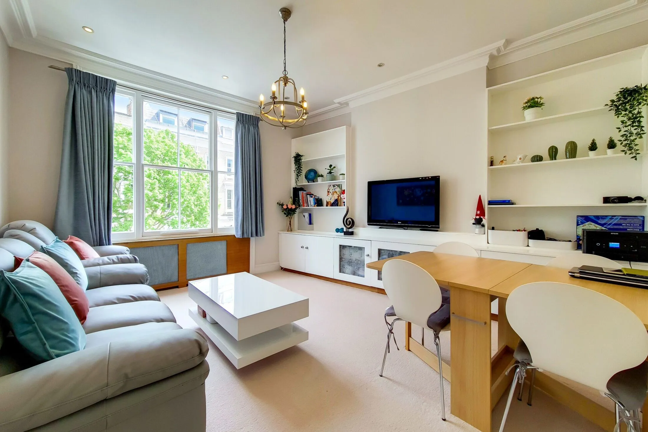 Flat Eardley Crescent in Greater London