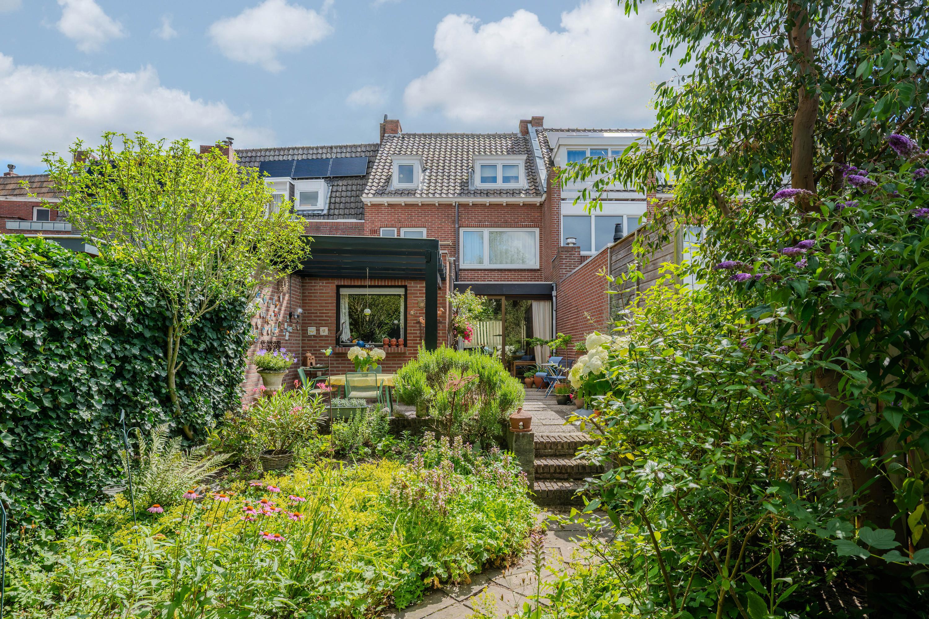 Tussenwoning te koop: Hertog Reinoudsingel 143, Venlo