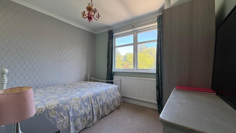Room Crest View Drive in Greater London