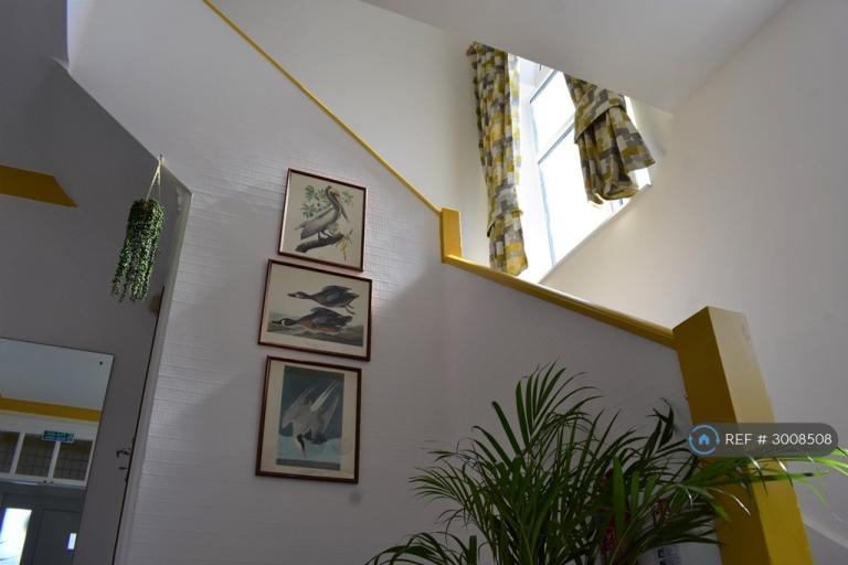 Room Brompton Avenue in Colwyn Bay