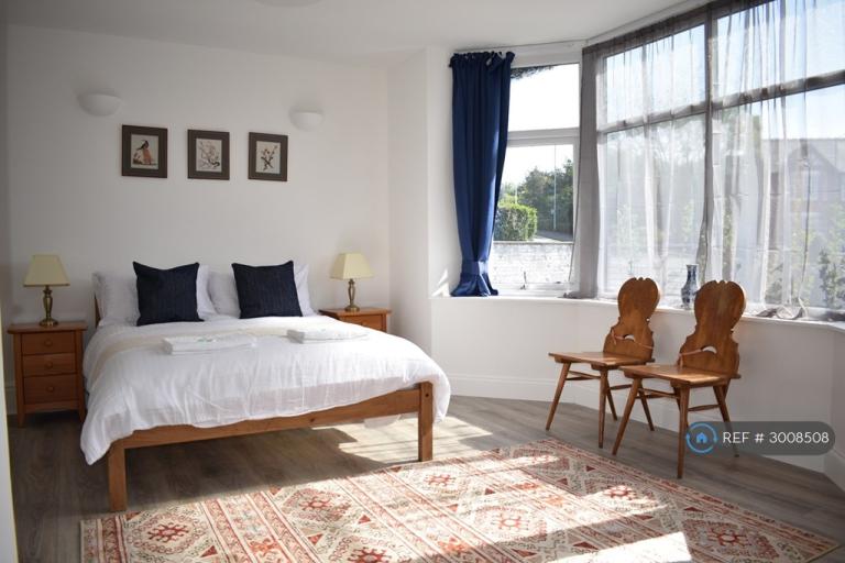 Room Brompton Avenue in Colwyn Bay