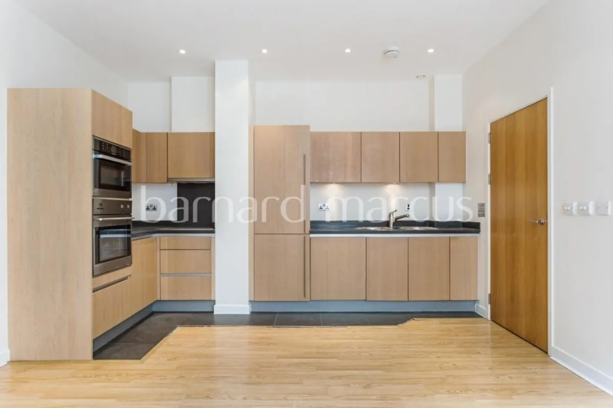 Flat Bromyard Avenue in Greater London