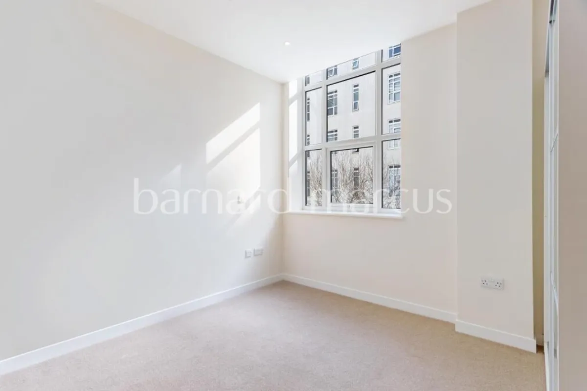 Flat Bromyard Avenue in Greater London