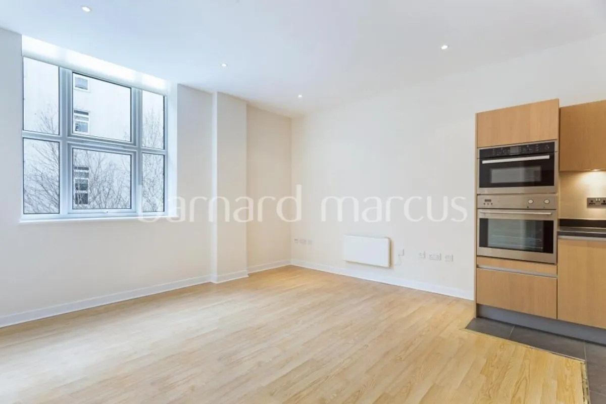 Flat Bromyard Avenue in Greater London