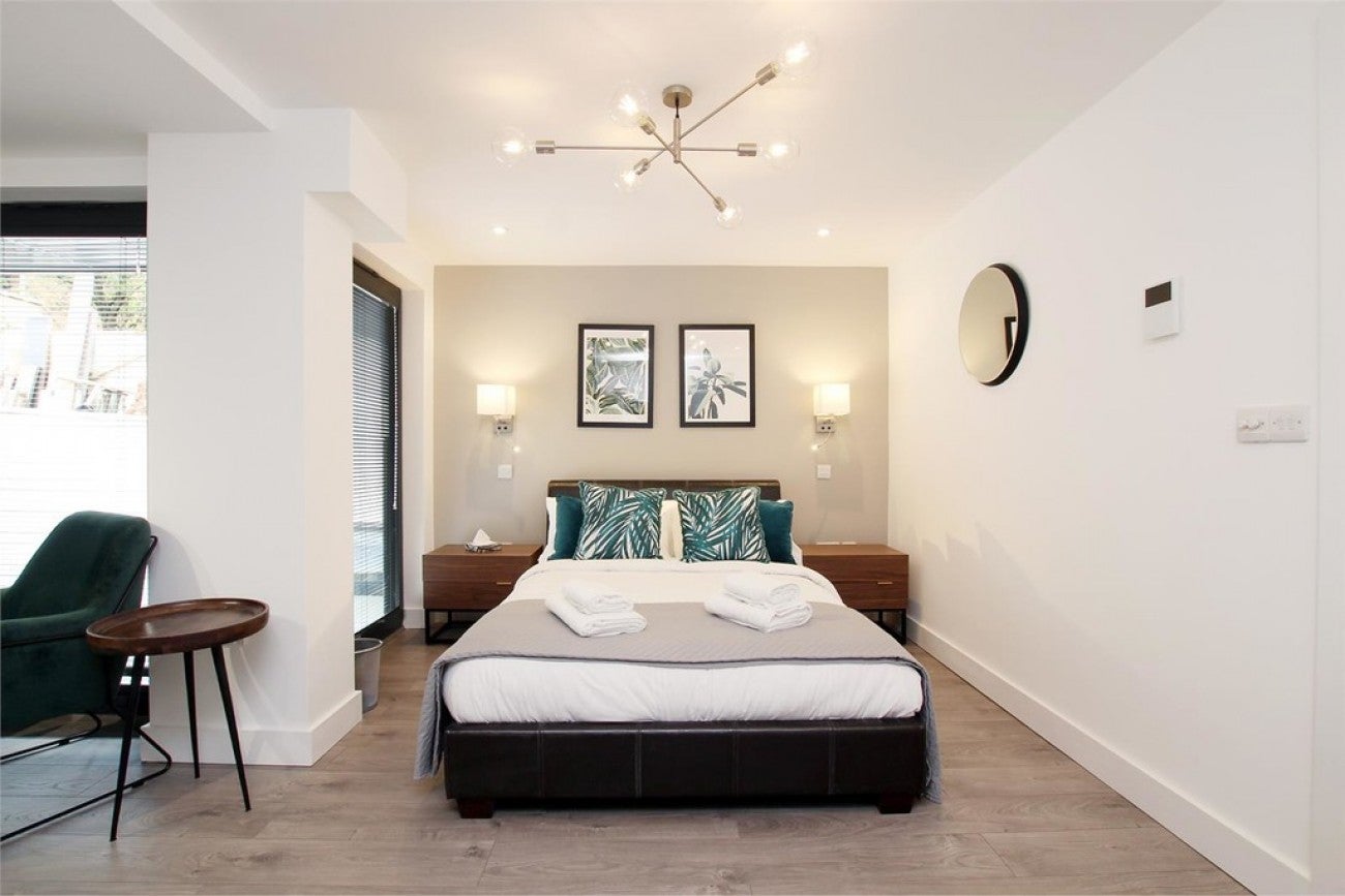 Flat Commercial Road in Greater London