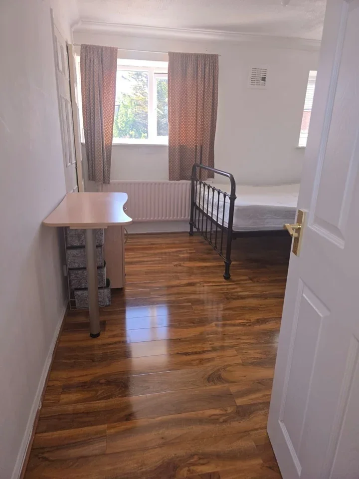 Room Morris Road in Greater London