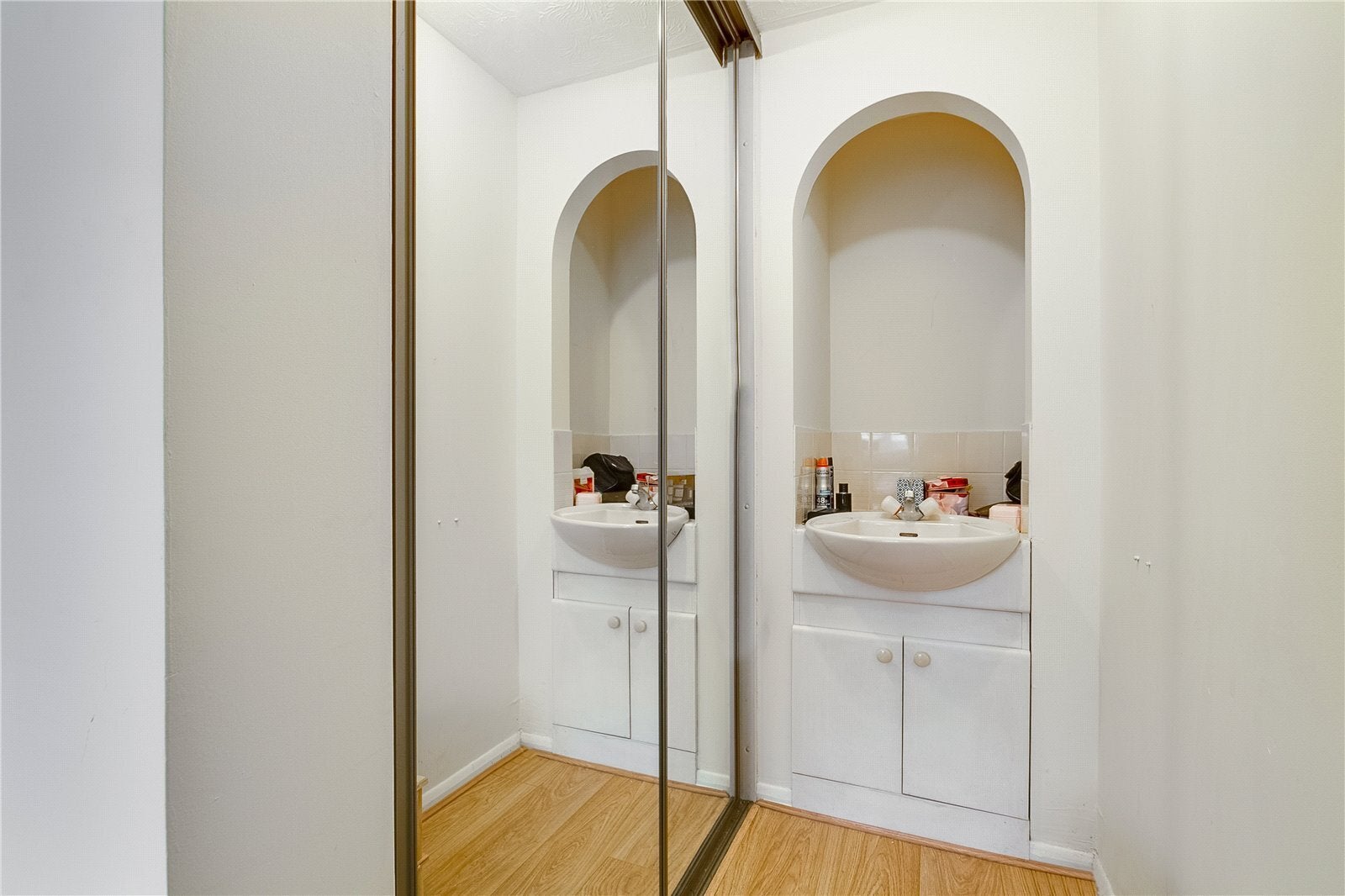 Flat Heddington Grove in Greater London