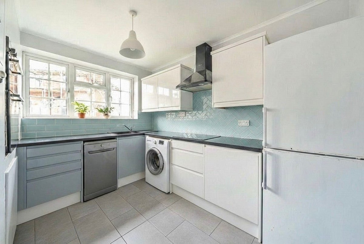 Flat Grove Crescent in Greater London