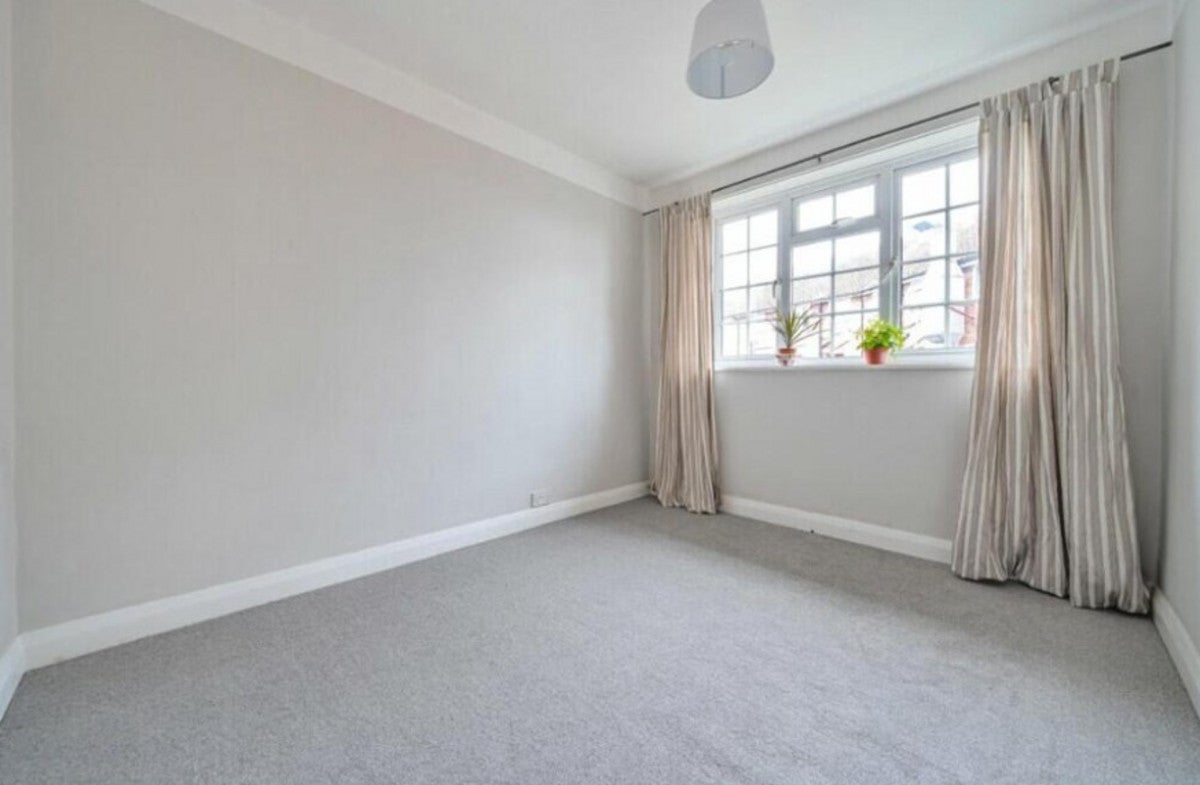 Flat Grove Crescent in Greater London