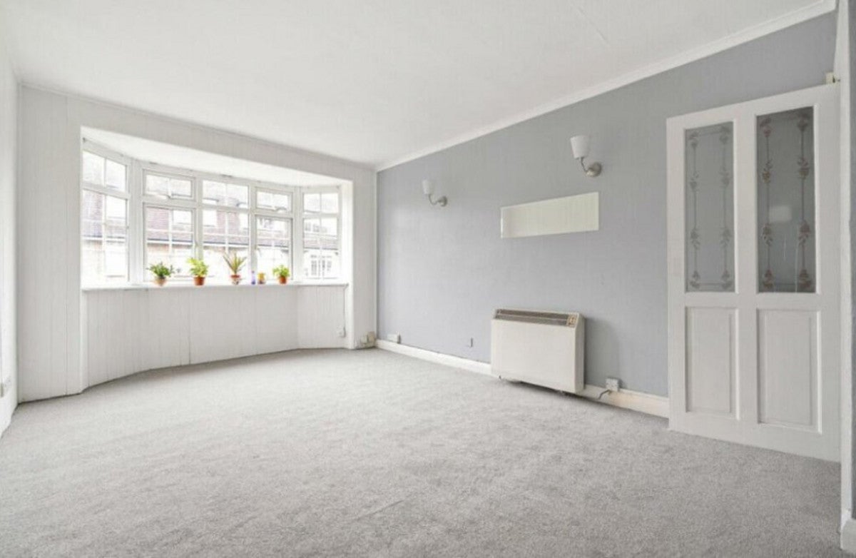 Flat Grove Crescent in Greater London