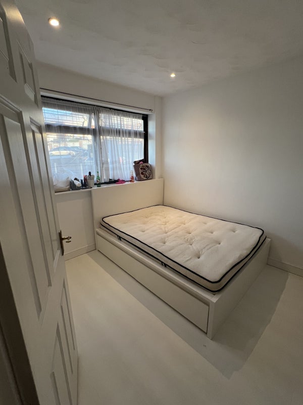 Room Ramshead Drive in Leeds