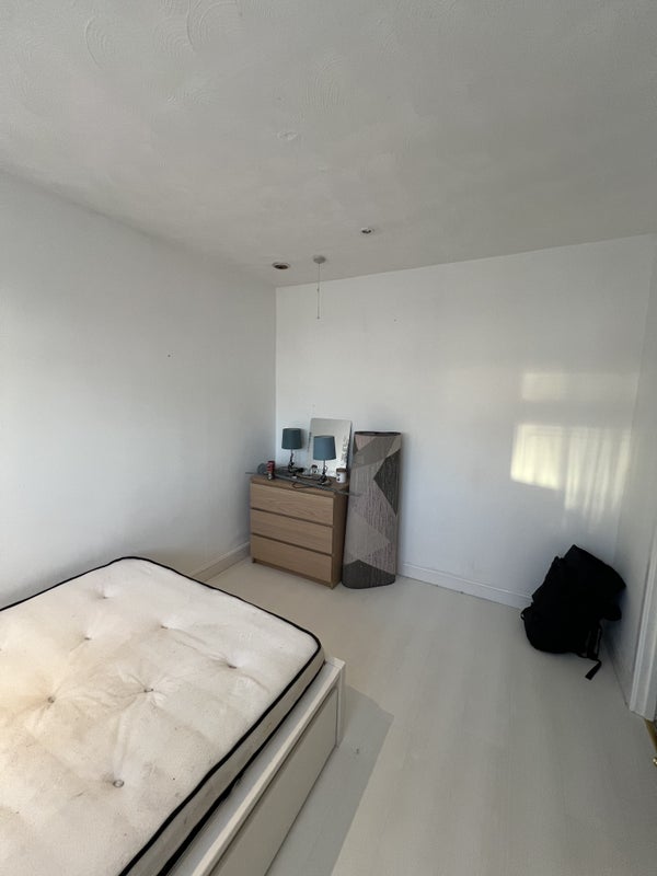 Room Ramshead Drive in Leeds