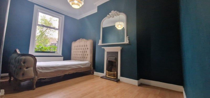 Room Sirdar Road in Greater London
