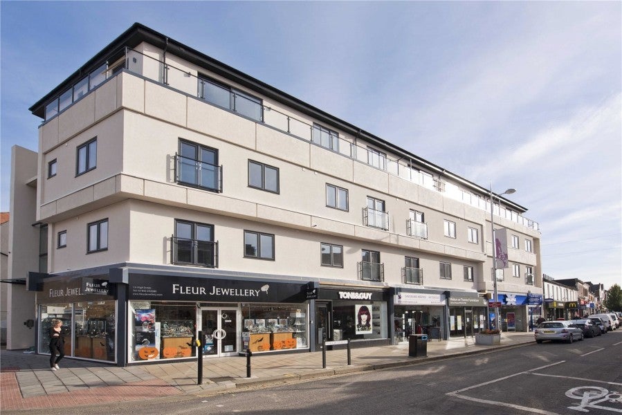 Flat High Street in Walton-on-Thames