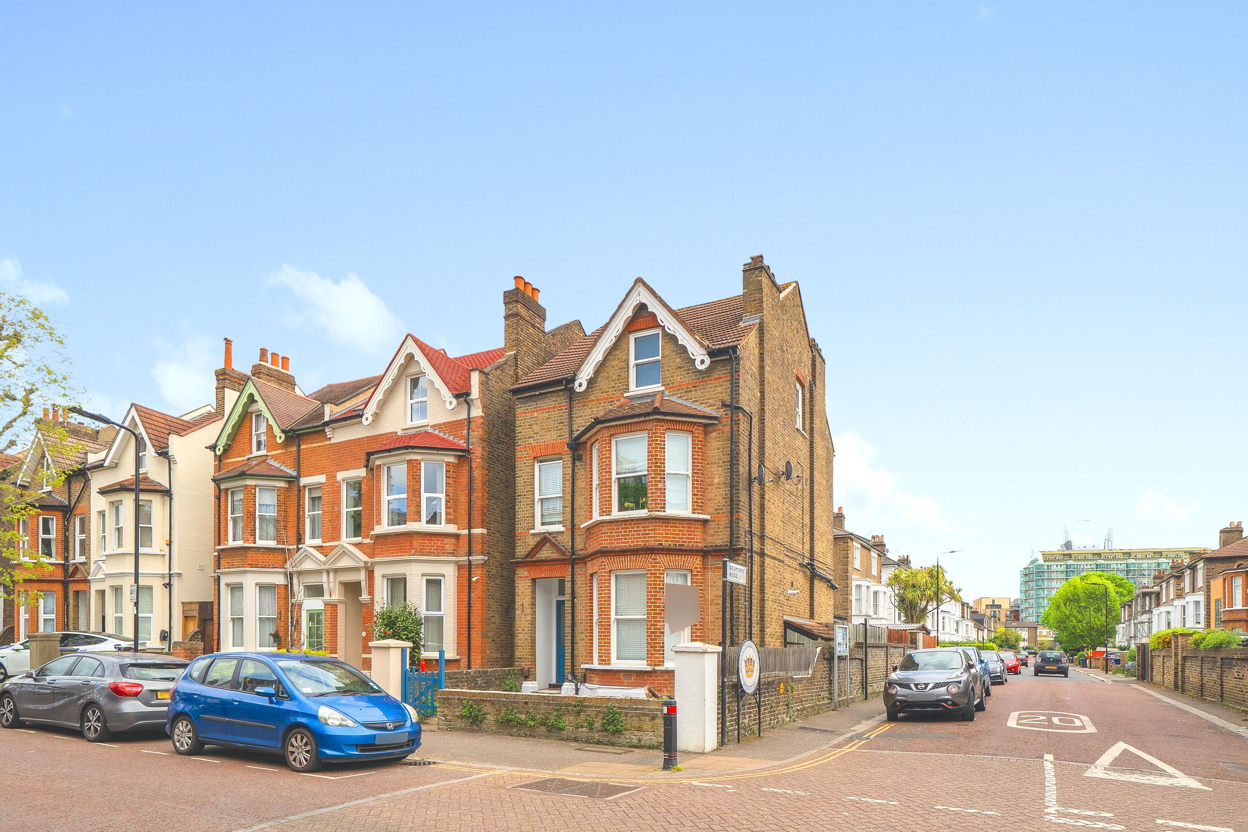 Flat Broughton Road in Greater London