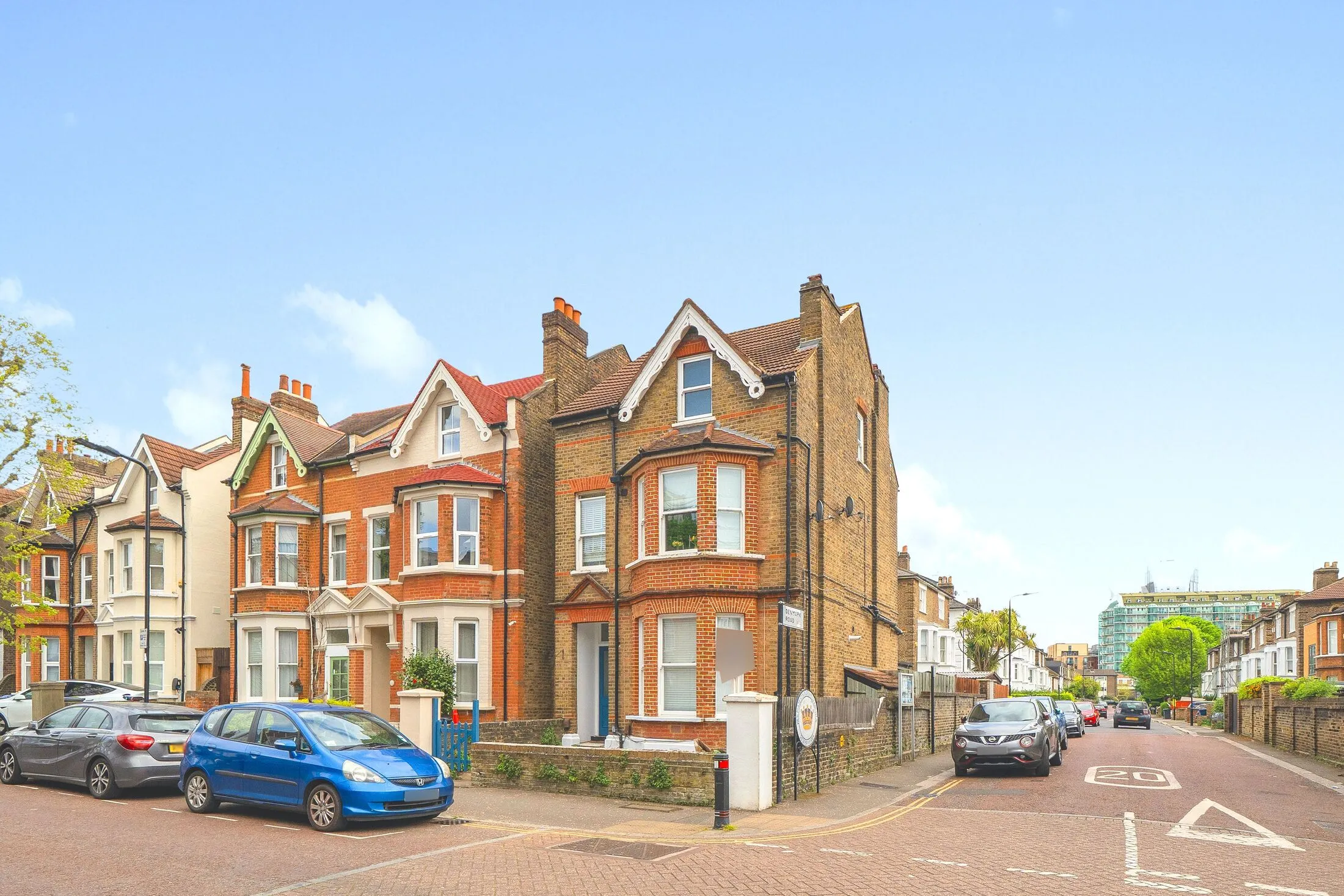 Flat Broughton Road in Greater London