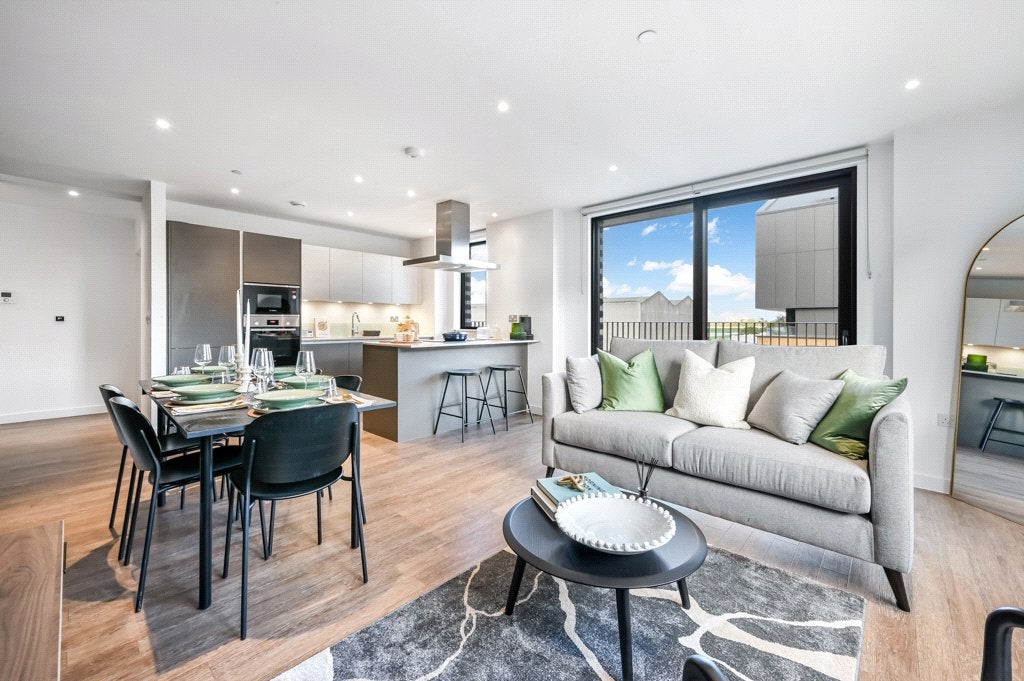 Flat Vanguard Way in Greater London