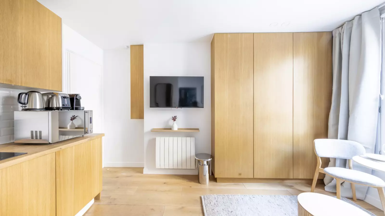 Flat Rue Rennequin in Paris