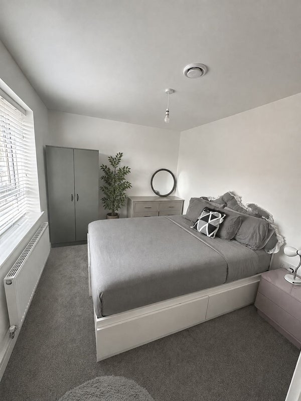 Room Sheffield Parkway in Sheffield