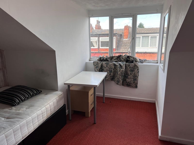 Room Back Stratford Terrace in Leeds