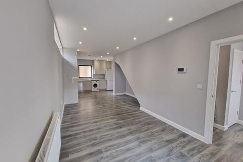 Flat Blake Road in Greater London