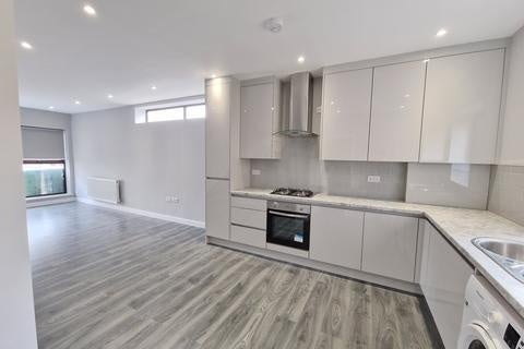 Flat Blake Road in Greater London