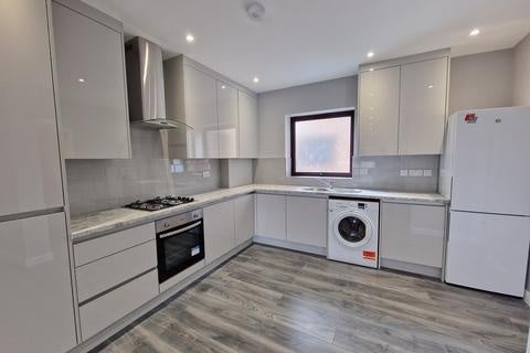 Flat Blake Road in Greater London