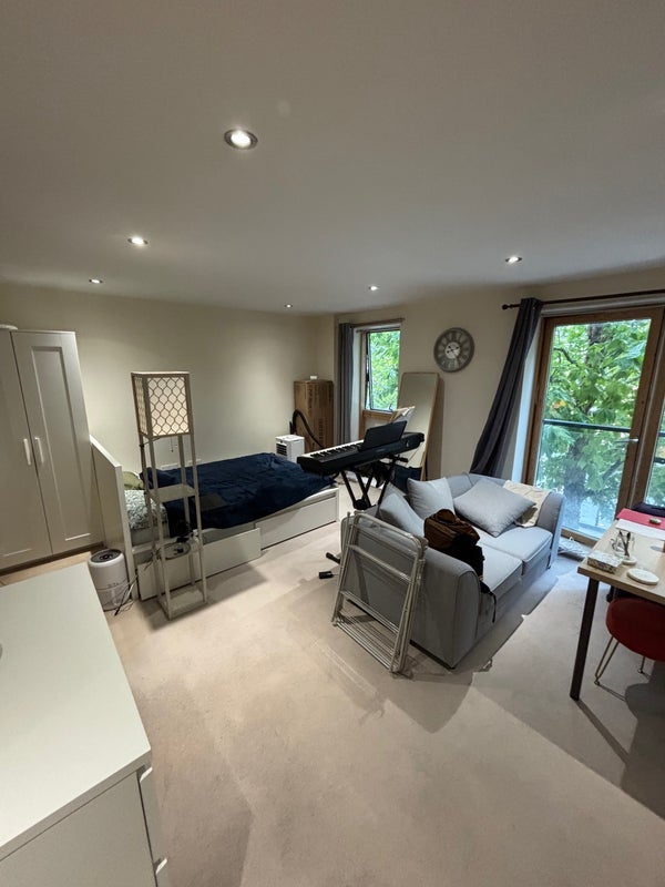 Flat Plough Lane in Greater London