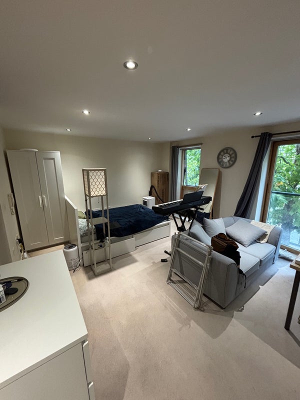Flat Plough Lane in Greater London