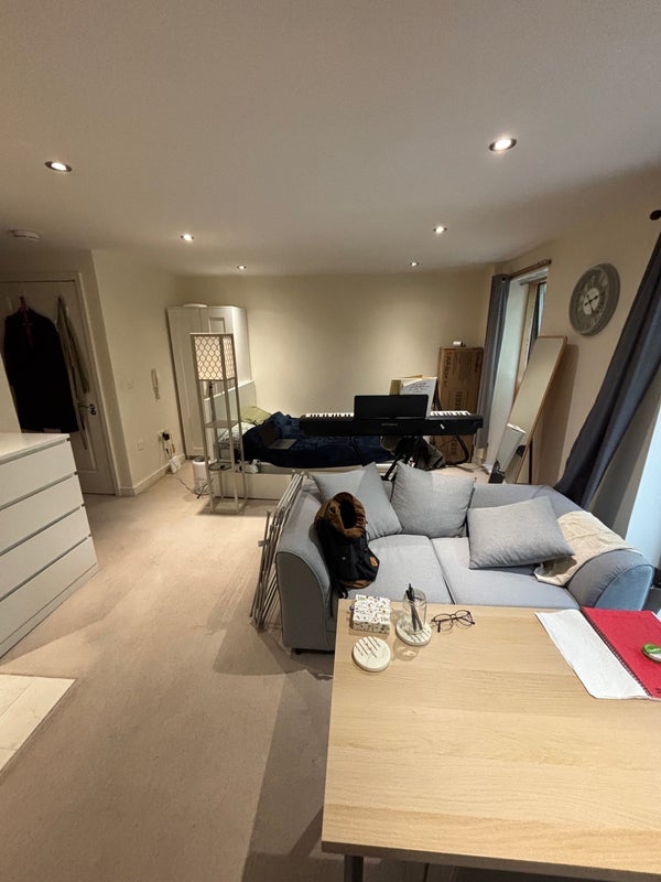 Flat Plough Lane in Greater London