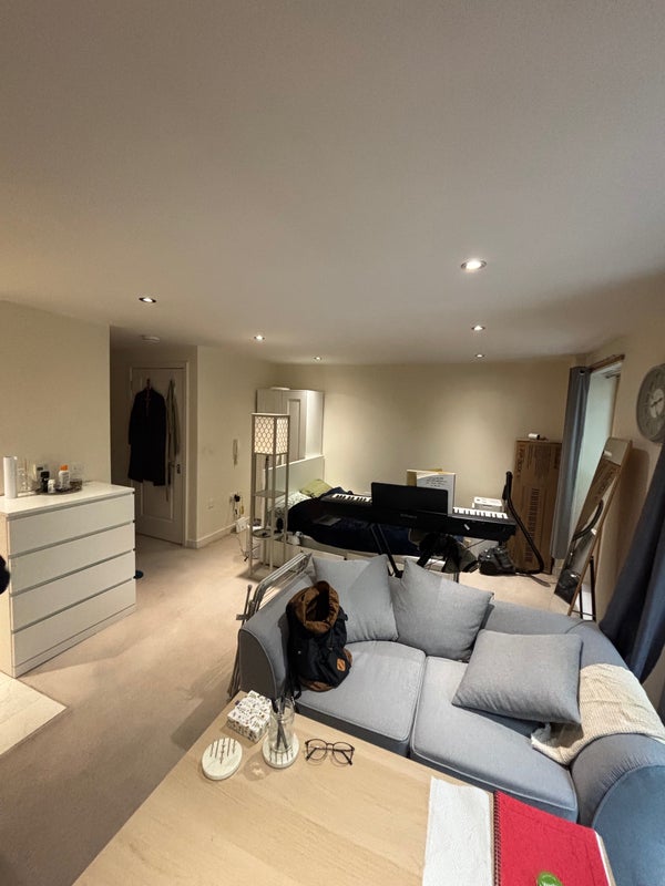 Flat Plough Lane in Greater London