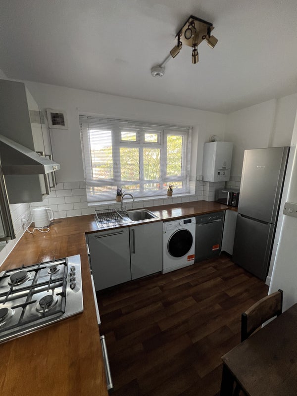 Flat Hemans Street in Greater London