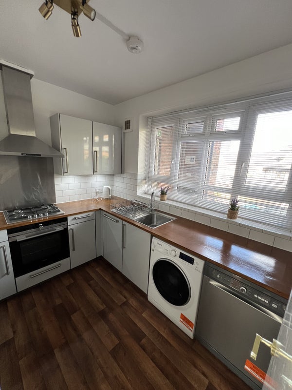 Flat Hemans Street in Greater London