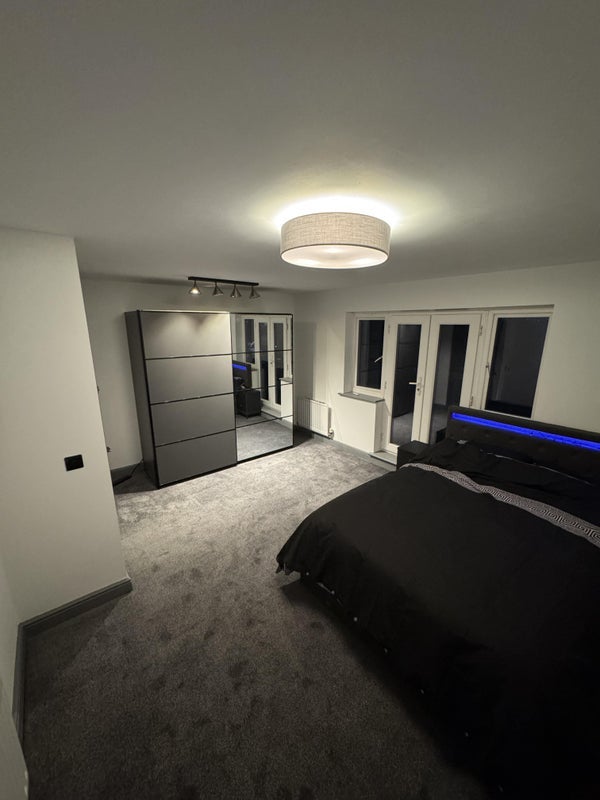 Room Woodland Drive in Leeds