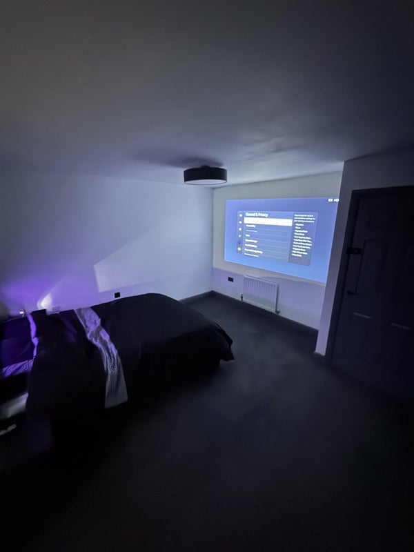 Room Woodland Drive in Leeds