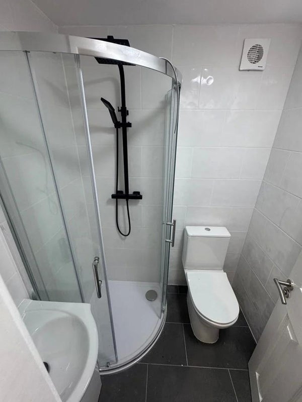 Room Crossways Road in Greater London