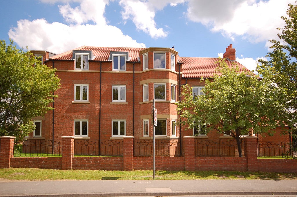 Flat Stratford Way in Huntington