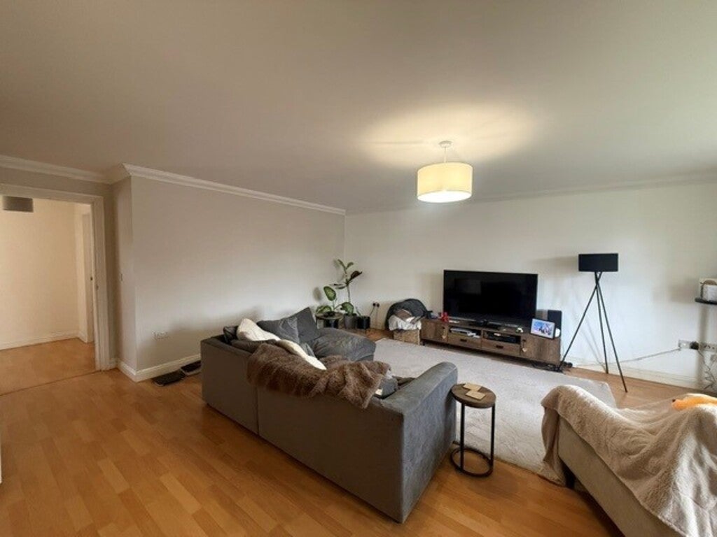Flat Stratford Way in Huntington